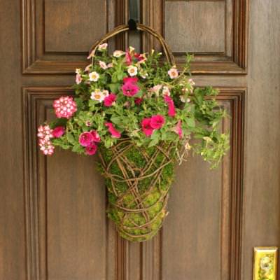 Easy Front Door Moss Basket Flower Arrangements Tip Junkie Easy Front Door Moss Basket Flower Arrangements